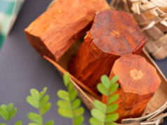 แก่นฝาง สมุนไพรไทยมีสรรพคุณอะไรบ้าง พร้อมเช็คโทษที่ควรระวัง