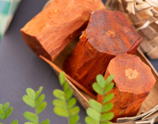 แก่นฝาง สมุนไพรไทยมีสรรพคุณอะไรบ้าง พร้อมเช็คโทษที่ควรระวัง