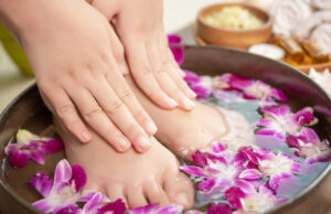 ไม่ต้องไปถึงสปา! แค่เปิดครัวหาสมุนไพรแช่เท้าทำเองง่ายๆ ได้ที่บ้าน