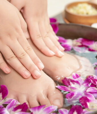 ไม่ต้องไปถึงสปา! แค่เปิดครัวหาสมุนไพรแช่เท้าทำเองง่ายๆ ได้ที่บ้าน