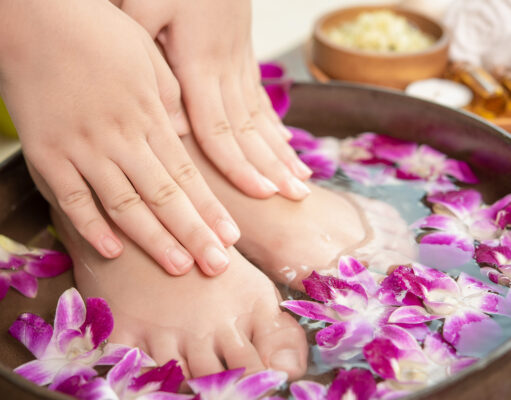 ไม่ต้องไปถึงสปา! แค่เปิดครัวหาสมุนไพรแช่เท้าทำเองง่ายๆ ได้ที่บ้าน