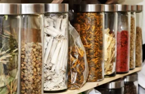 การใช้ยาสมุนไพรคู่กับยาแผนปัจจุบัน