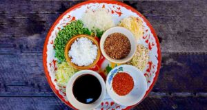 ข้าวยำปรับสมดุลร้อนและเย็นเพื่อสุขภาพ