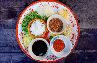 ข้าวยำปรับสมดุลร้อนและเย็นเพื่อสุขภาพ