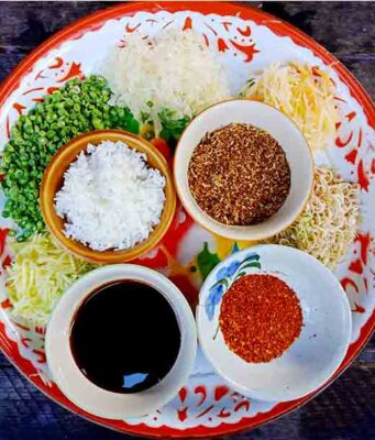 ข้าวยำปรับสมดุลร้อนและเย็นเพื่อสุขภาพ